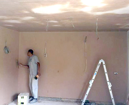 A plasterer plastering an interior wall in Croydon